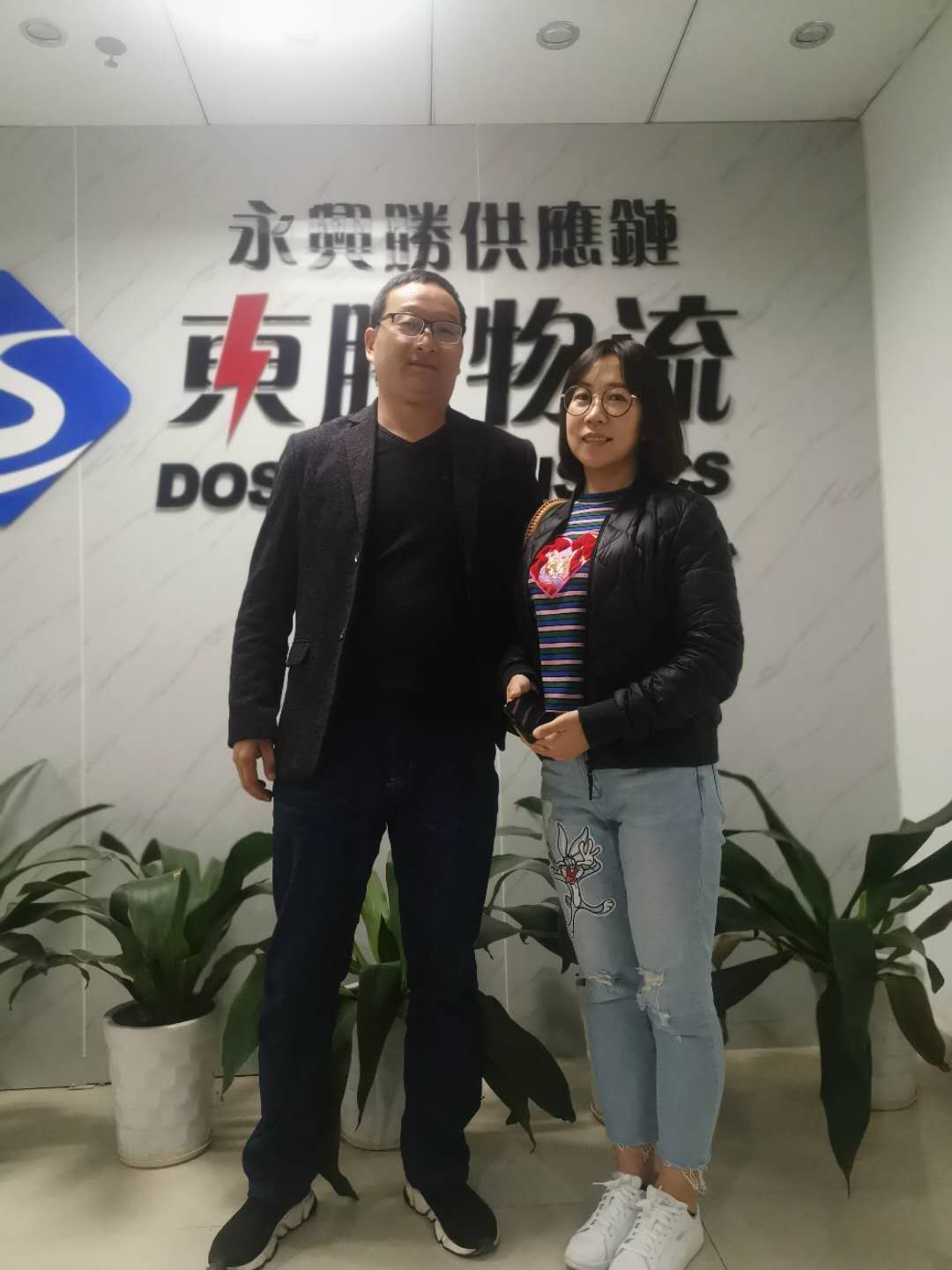 浙江某貨運(yùn)公司運(yùn)輸香港圓滿完成！客戶合影留念