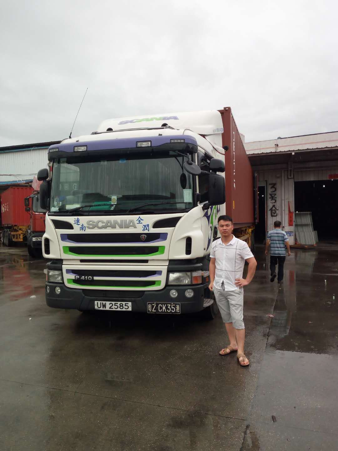 深圳到香港物流費(fèi)用一覽表，深圳到香港新界物流公司-深圳東勝物流香港倉(cāng)庫(kù)員工留影