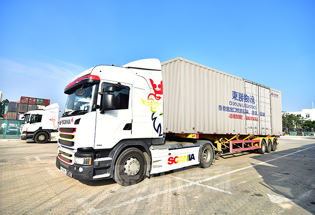 發貨到香港物流公司，實力莊家，深圳東勝物流中港拖車運輸現場圖
